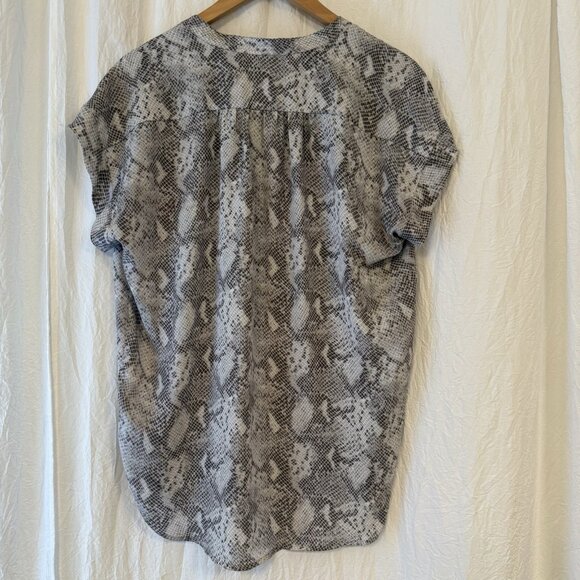 Adrienne Vittadini Size Large Cap Sleeve High Low Grey Snakeskin Print Top Shirt - Picture 4 of 7